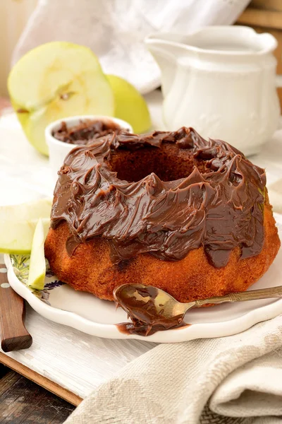 Marmorkuchen mit weißer und dunkler Schokolade — Stockfoto