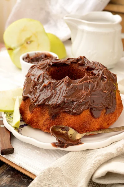 Bolo de mármore branco e chocolate escuro — Fotografia de Stock