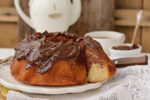 Marmorkuchen mit weißer und dunkler Schokolade — Stockfoto