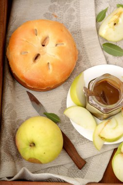 Ev yapımı organik elmalı turta, yemeye hazır.