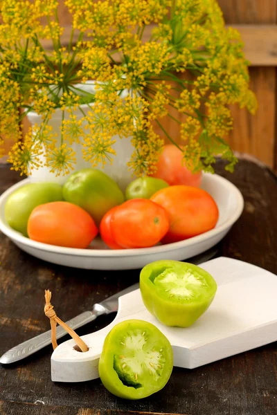 Verschiedene Sorten von Tomaten auf Holzgrund. — Stockfoto