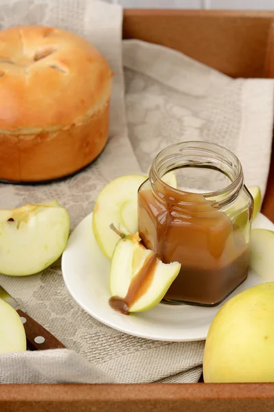 Sliced apples and dipping sauce. — Stock Photo, Image