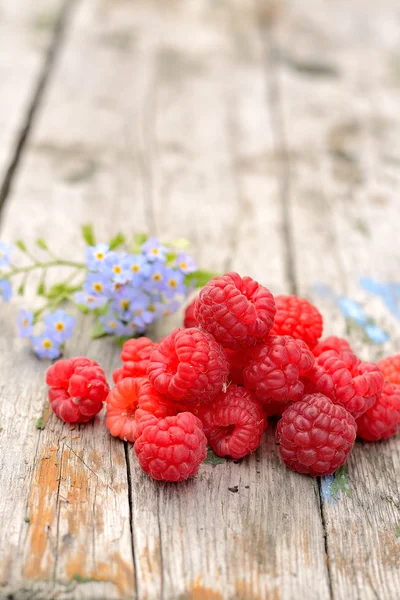 Raspberries on wooden background — Stock Photo, Image