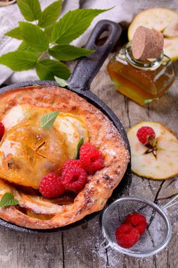 Hollandalı bebek gözleme ile elma tarçın ve taze frambuaz