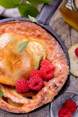 Hollandalı bebek gözleme ile elma tarçın ve taze frambuaz