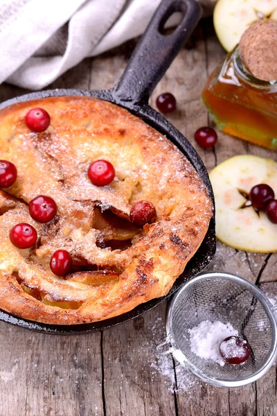 Panqueque de bebé holandés con canela de manzana y arándanos frescos —  Fotos de Stock