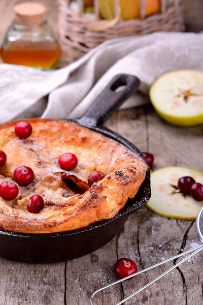 Nederländska baby pannkaka med äpple kanel och färska blåbär — Stockfoto