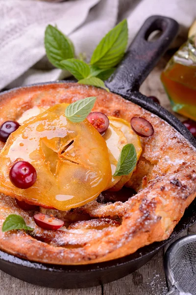 Panqueque de bebé holandés con canela de manzana arándano fresco —  Fotos de Stock