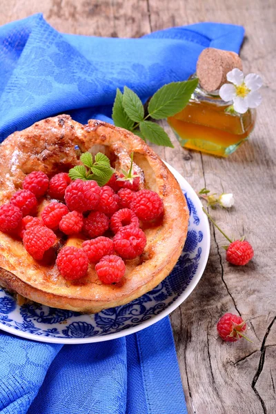 Nederlandse baby pannenkoek met appel-kaneel en verse bosbessen — Stockfoto