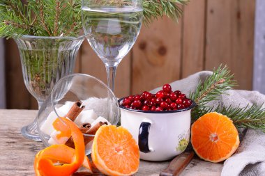 가 겨울을 만들기 위한 재료 투입 된 크 렌 베리 음료 귤, 넌출월귤, 계 피 및 설탕 나무 테이블에