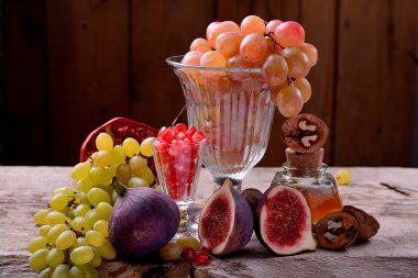 sonbahar meyve bal ve fındık eski ahşap masa natürmort