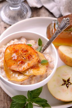 vanilya lapası bal karamelli elma dilimleri ile yulaf ezmesi