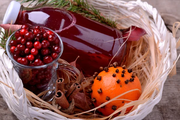 Zutaten für ein würziges Herbst-Wintergetränk mit Preiselbeeren und Zimt — Stockfoto
