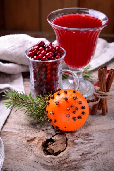 Ingrédients pour une boisson épicée d'automne hiver avec des canneberges et de la cannelle — Photo