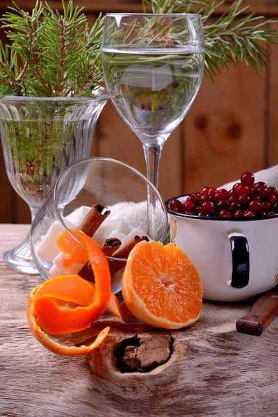 Ingrediënten voor het maken van herfst winter gekruide cranberry drankje mandarijnen, veenbessen, kaneel en suiker op houten tafel — Stockfoto