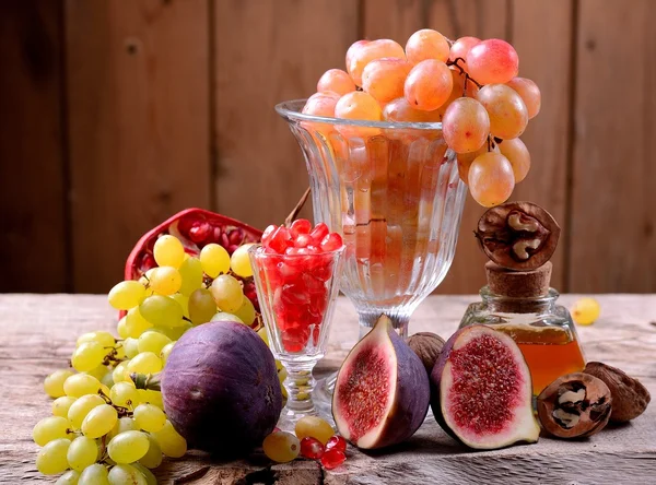 Ainda vida com mel de fruto de outono e nozes em uma velha mesa de madeira — Fotografia de Stock