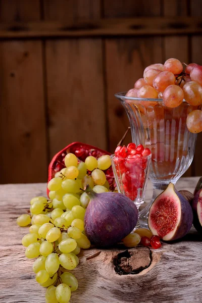 Natura morta con miele di frutta autunnale e noci su un vecchio tavolo di legno — Foto Stock