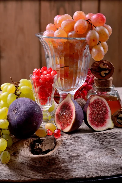 Stilleven met herfst vruchten honing en noten op een oude houten tafel — Stockfoto