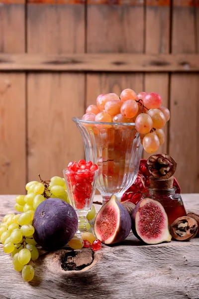 Ainda vida com mel de fruto de outono e nozes em uma velha mesa de madeira — Fotografia de Stock