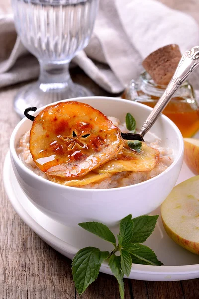 Porridge vanille de flocons d'avoine avec tranches de pommes au caramel au miel — Photo