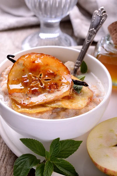 Vanilla porridge of oatmeal with honey caramel apples slices — Stock Photo, Image