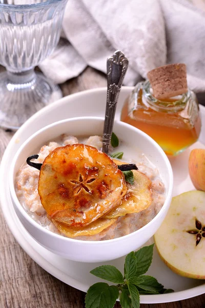 Vanilla porridge of oatmeal with honey caramel apples slices — Stock Photo, Image