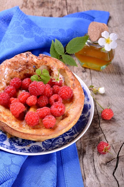 Dutch baby pancake with apple cinnamon and fresh raspberries — Stock Photo, Image