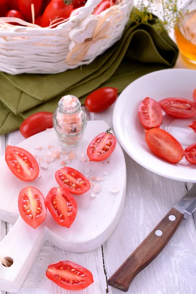 Frische Tomaten über Holz — Stockfoto