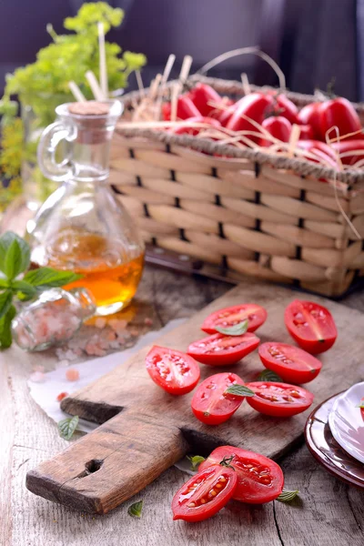 Tomates fraîches sur bois — Photo