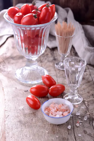 Tomates cereja com sal marinho — Fotografia de Stock