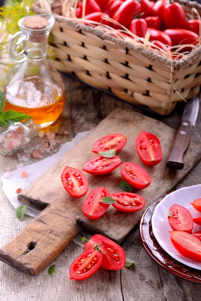 Frische Tomaten über Holz — Stockfoto