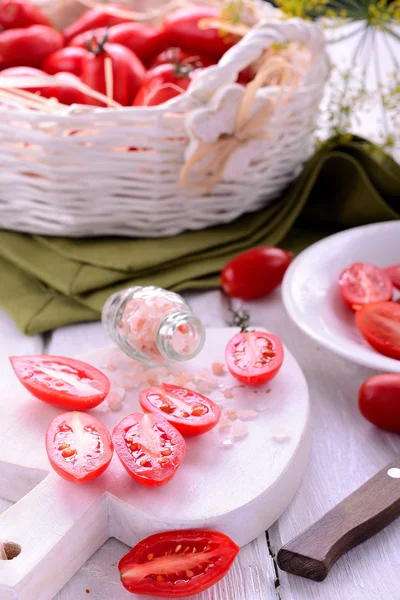 Frische Tomaten über Holz — Stockfoto