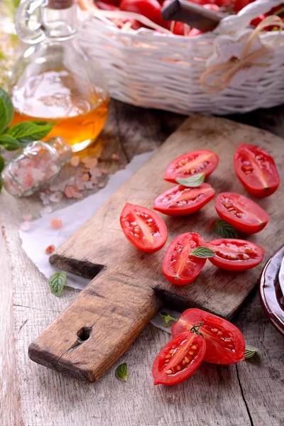 Tomates fraîches sur bois — Photo