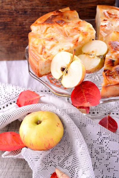 Hemlagad ekologisk äppelpaj Efterrätt redo att äta — Stockfoto