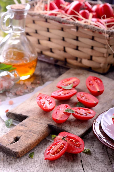 Tomates frescos sobre madera — Foto de Stock