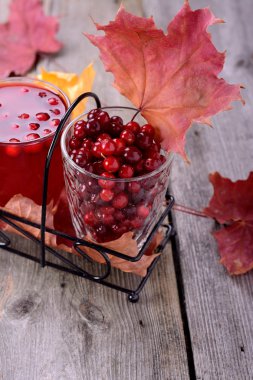 İsveç kirazı suyu ve çilek