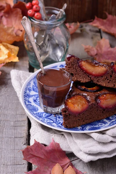 Gâteau au chocolat aux prunes, mise au point sélective — Photo