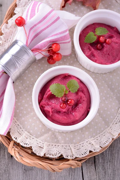 Cranberry mousse op houten achtergrond — Stockfoto