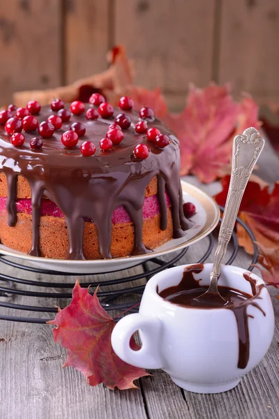 Pastel de galletas casero con mousse de arándano y glaseado de chocolate sobre un fondo de madera —  Fotos de Stock