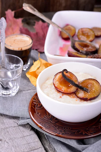 Rice pudding with caramel vanilla plums — Stock Photo, Image