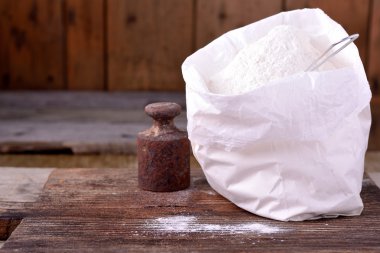 Ahşap arka plan üzerinde tüm un çuvalı