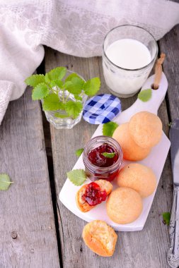 çilek reçeli, öğleden sonra çay, ayran bisküvi ile çörek
