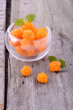 ahşap arka plan üzerinde organik taze Kuzey cloudberries