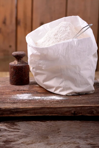 Sac de farine entière sur fond en bois — Photo