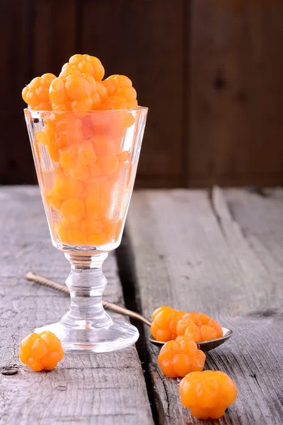 Organic fresh northern cloudberries on a wooden background — Stock Photo, Image