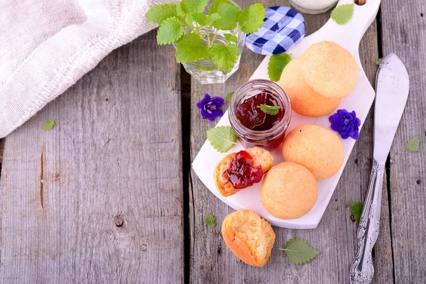 Koláček s jahodovým džemem, odpolední čaj, mléčné sušenky — Stock fotografie