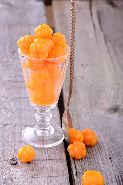 Organic fresh northern cloudberries on a wooden background — Stock Photo, Image