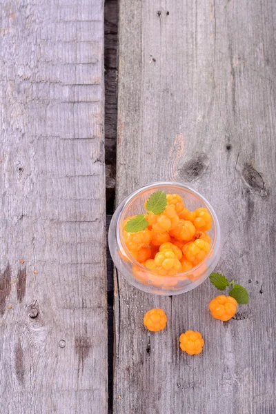 Ahşap arka plan üzerinde organik taze Kuzey cloudberries — Stok fotoğraf