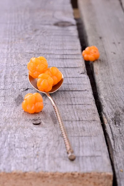 Ahşap arka plan üzerinde organik taze Kuzey cloudberries — Stok fotoğraf