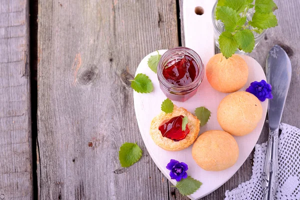 Scone z dżemem truskawkowym, popołudniowa herbata, maślanka herbatniki — Zdjęcie stockowe